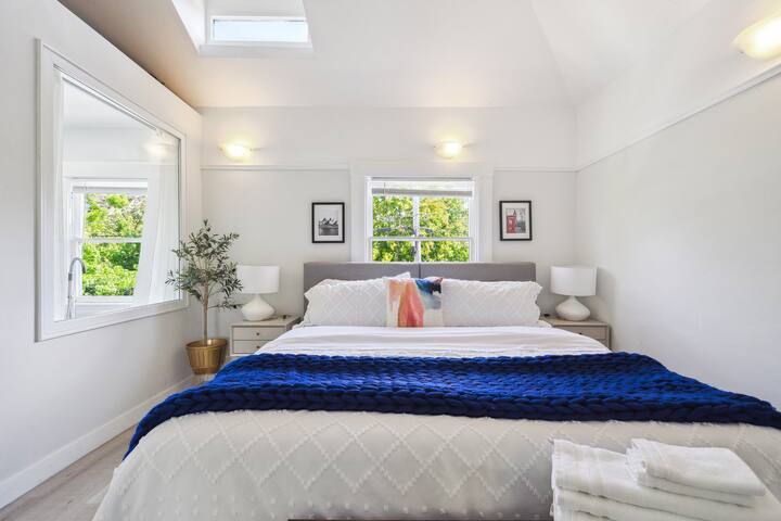 Centrally Located | Luxury Living | Outdoor Oasis gallery image 4