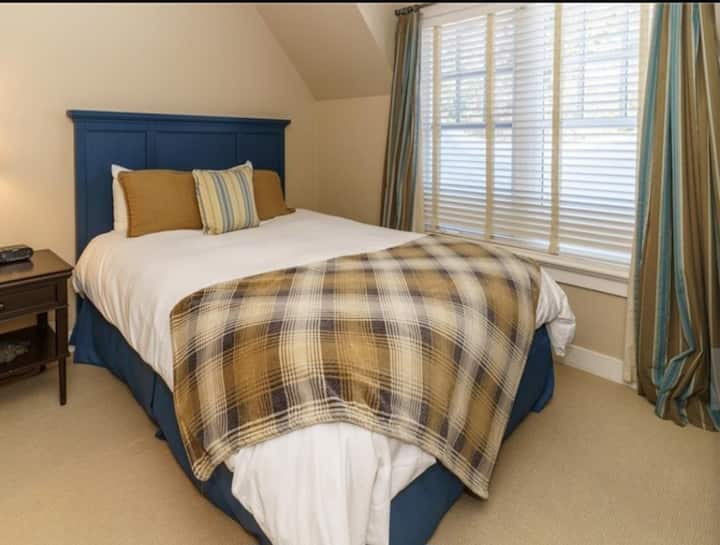 ห้องนอนที่ 3 พร้อมเตียงควีนไซส์ตั้งอยู่บนชั้น 2