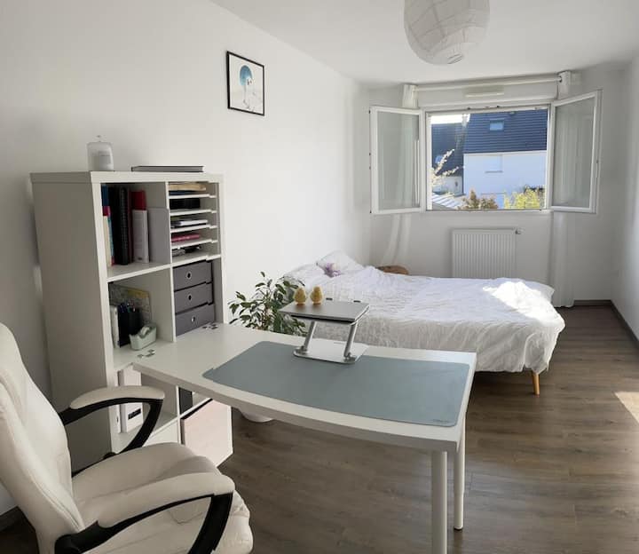 Camera da letto 2 - letto comodo, scrivania e Wifi ad alta velocità