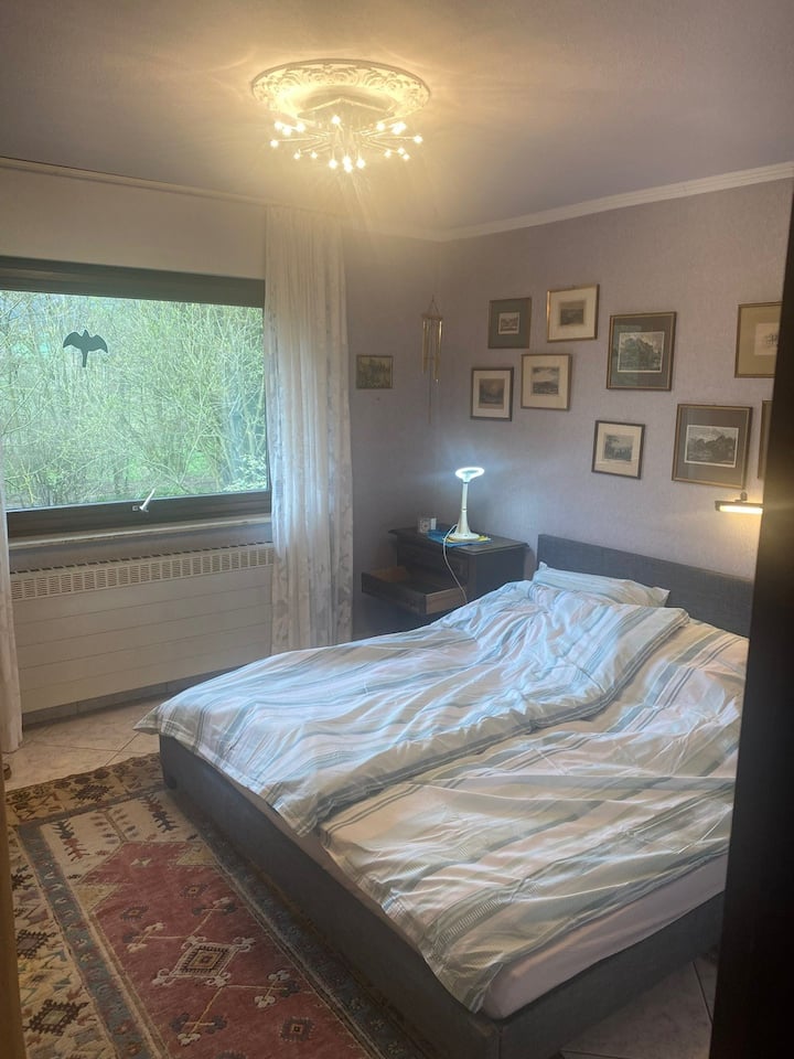 საძინებელი 1, 180 × 200 ორადგილიანი საწოლი. Გაითვალისწინეთ, რომ საწოლი საკმაოდ დაბალია (დაახლოებით 30 სმ). Შეამოწმეთ, რომ ეს შესაფერისია თქვენი ჯგუფისთვის.