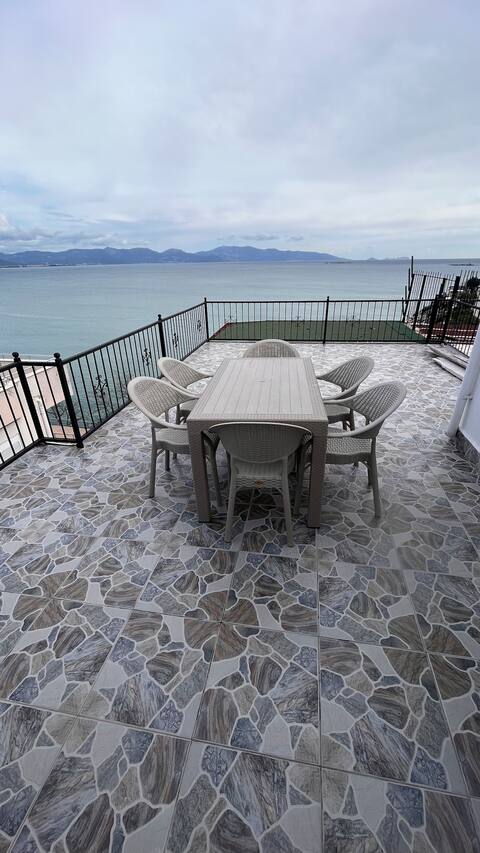 A peaceful duplx w/private beach