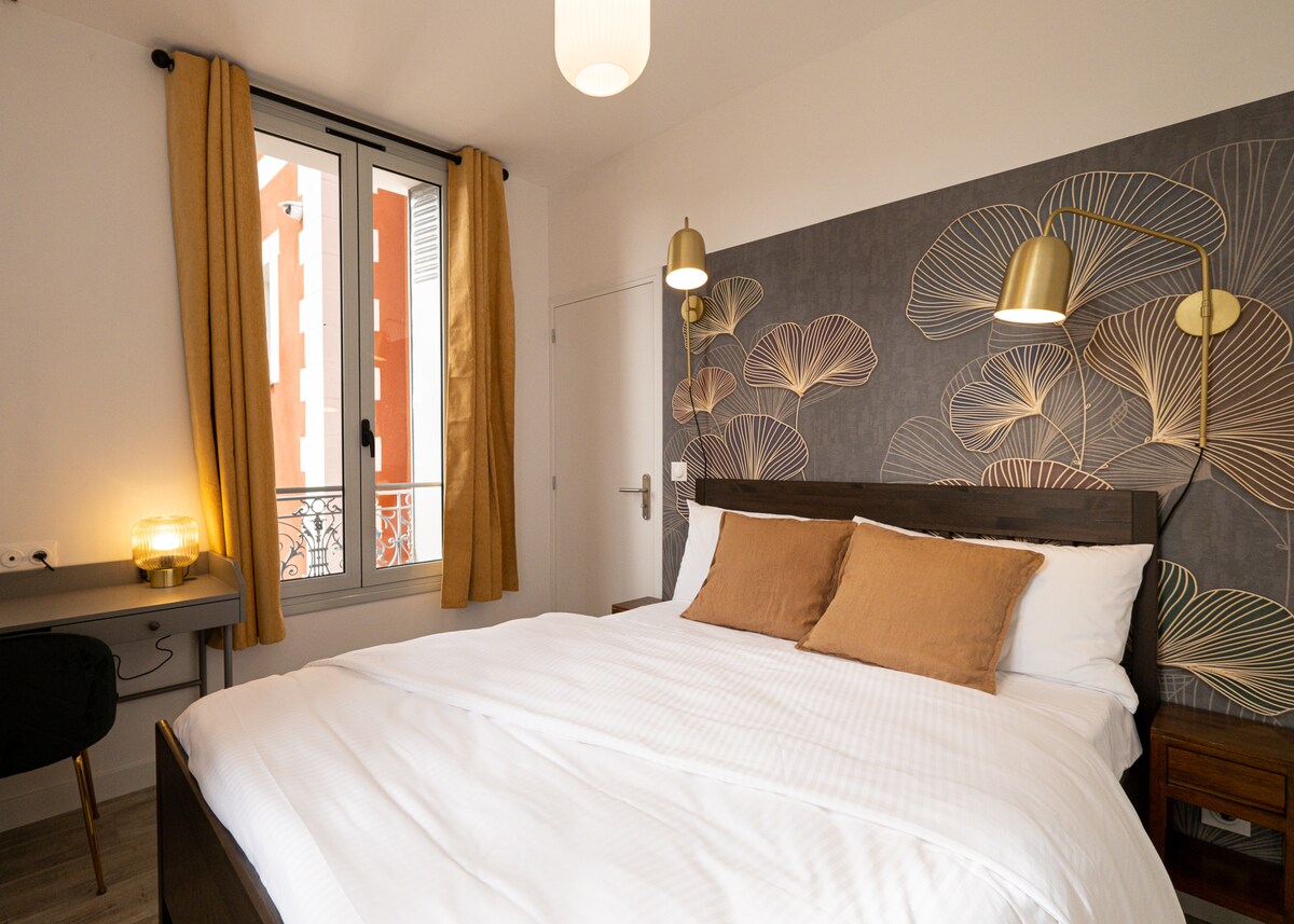 Habitación con zona de escritorio