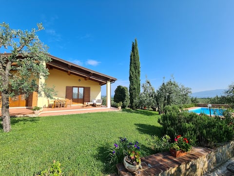 Tuscan villa with private pool and stunning views
