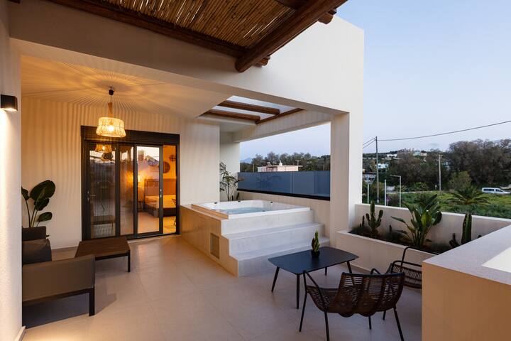 Seaside Luxury Apt w/ Private Jacuzzi Hot Tub