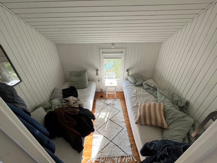 2 krevate tek 90 x 200 cm. Karroca krevati poshtë krevateve për ruajtjen e rrobave etj.