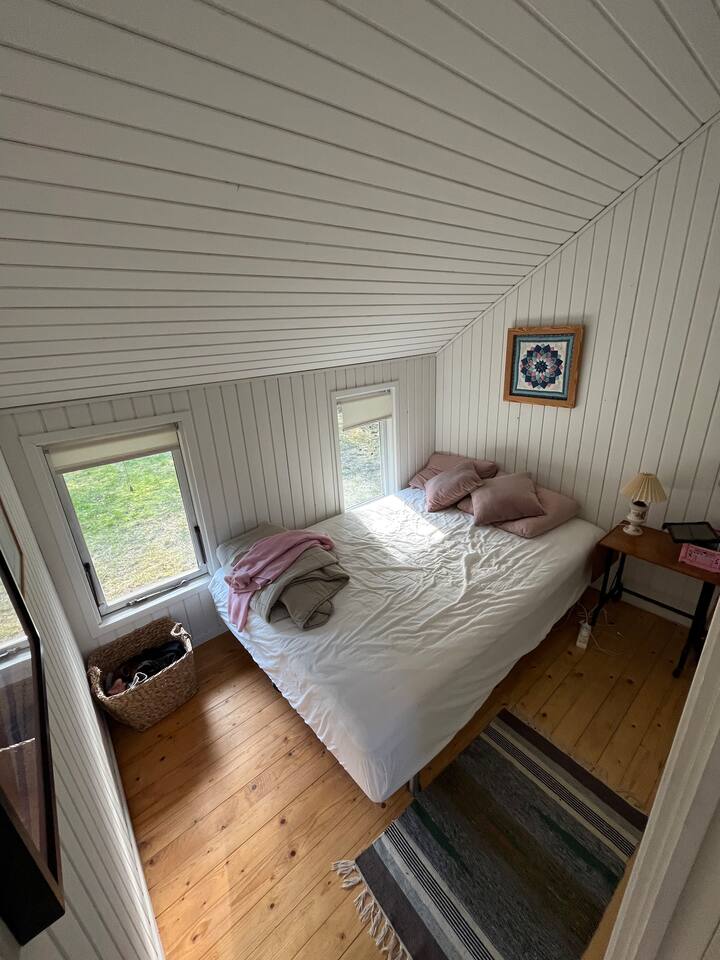 1 krevat dopio 160x200 cm. Gardërobë e integruar 