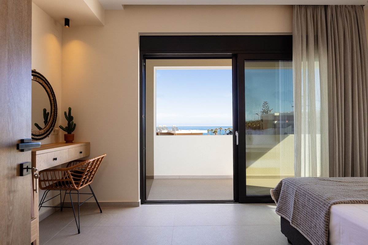 双人床和海景卧室