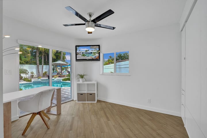 La segunda habitación puede ser un espacio de oficina exclusivo con vistas a la piscina que también se puede convertir en otra habitación para dormir a través de un sistema murphy en la pared.
