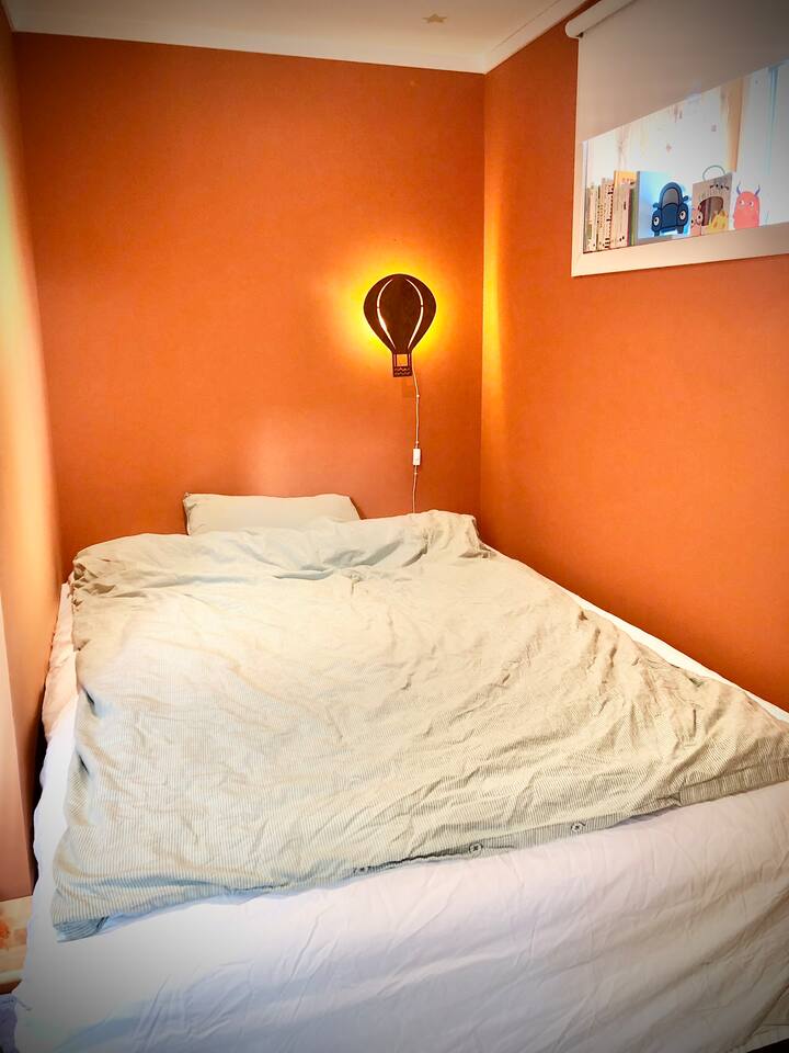 Საძინებელი პატარა ორადგილიანი საწოლით ნიშაში (1.40)