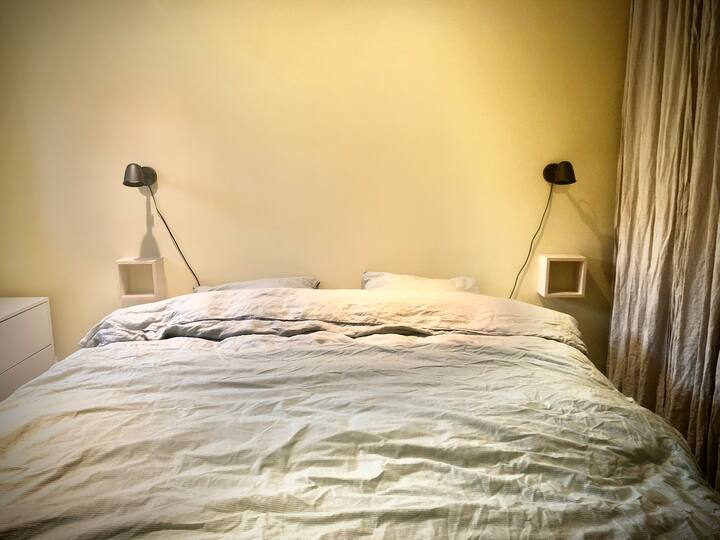 Საძინებელი ორადგილიანი საწოლით (1.80)