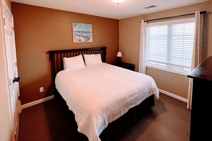 Quarto de hóspedes com uma cama queen size e vista para o lago