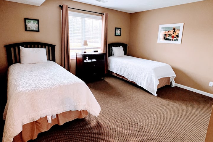 Quarto de hóspedes com 2 camas de solteiro