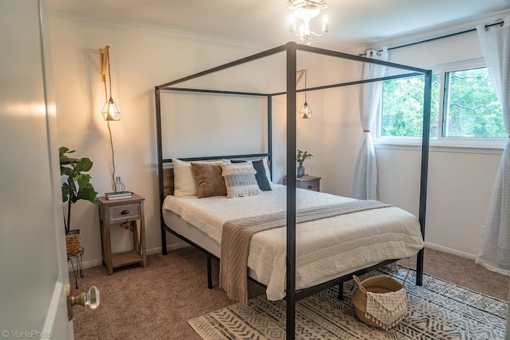 2e slaapkamer (eerste verdieping) met een queensize hemelbed