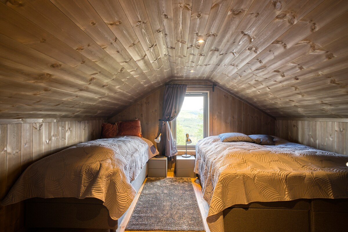 Spavaća soba 3, drugi kat, s krevetima 90 x 200 cm i 160 x 200 cm, malim stolom, stolicom i zaslonom za računalo. 