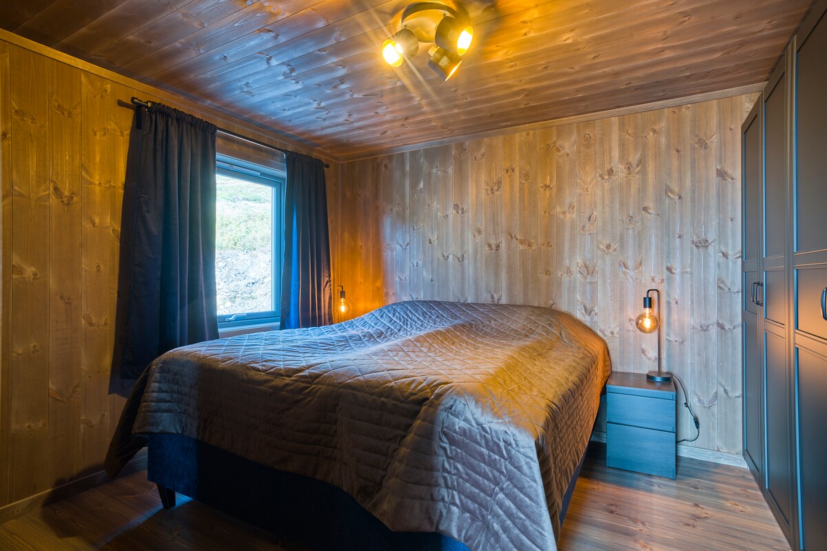 Spavaća soba 1 na prvom katu s udobnim bračnim krevetom veličine 180 x 200 cm. 