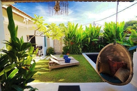 3BR Seminyak breezy garden oasis, walk to beach
