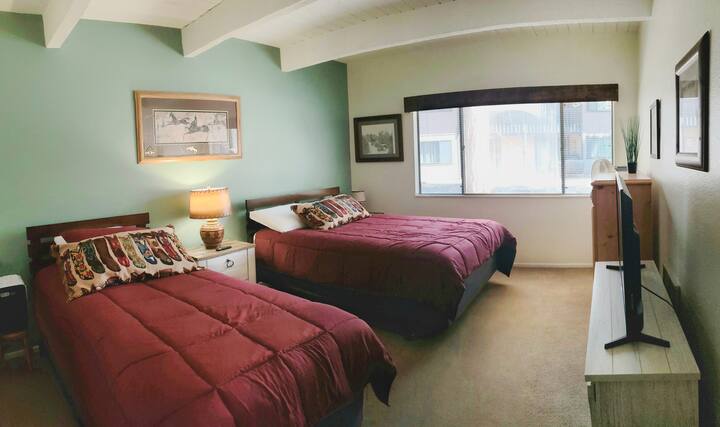 Kreveti s bračnim krevetom i dva odvojena kreveta s TV-om, električnim kaminom i grijalicom.  Prostran, ali udoban.