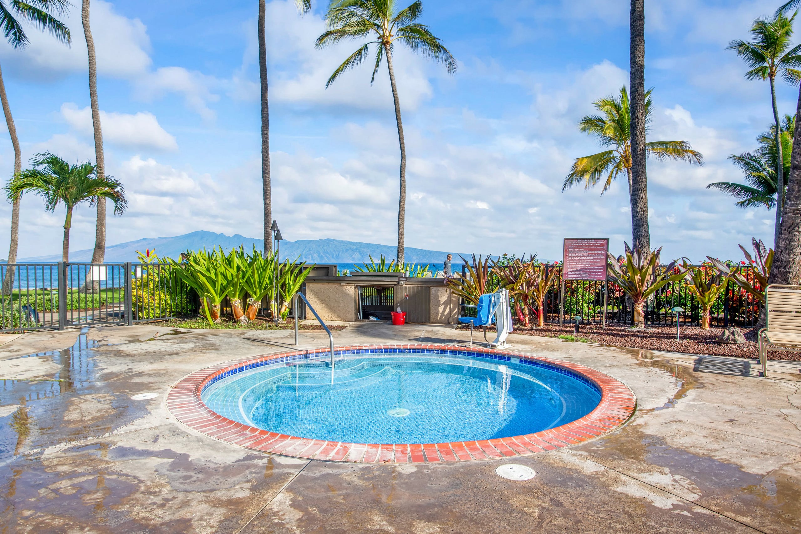 Townhouse in Lahaina · ★4.98 · Studio · 1 bed · 1 bath - Image 8
