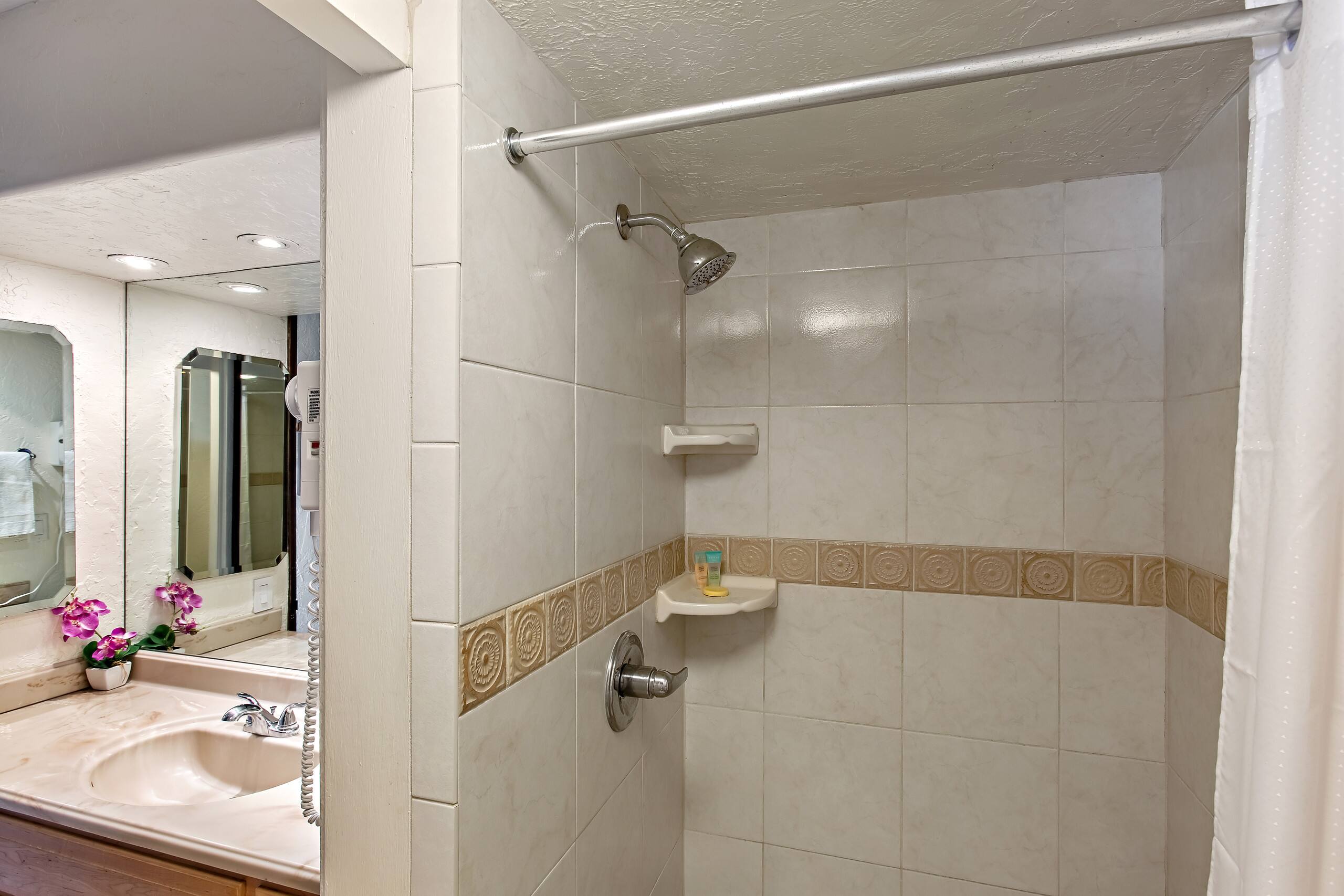Townhouse in Lahaina · ★4.98 · Studio · 1 bed · 1 bath - Image 16