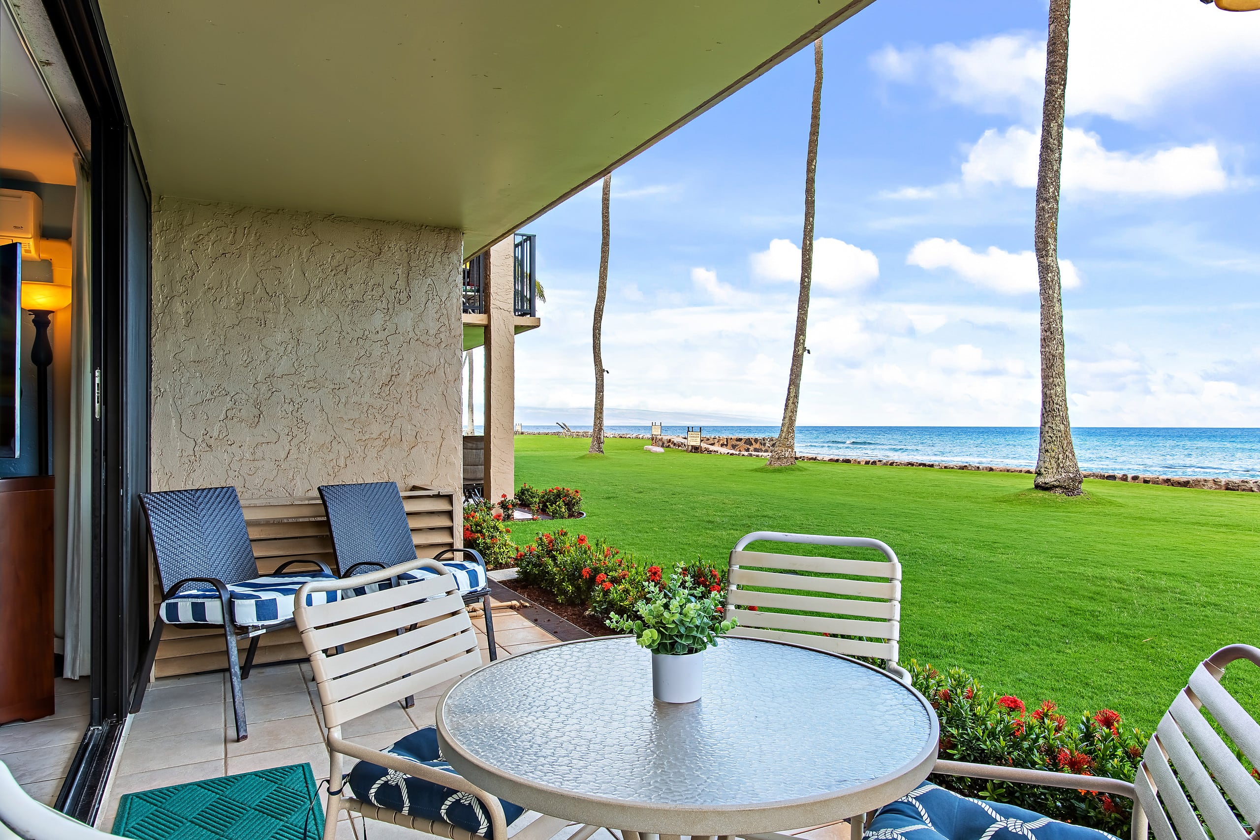 Townhouse in Lahaina · ★4.98 · Studio · 1 bed · 1 bath - Image 21