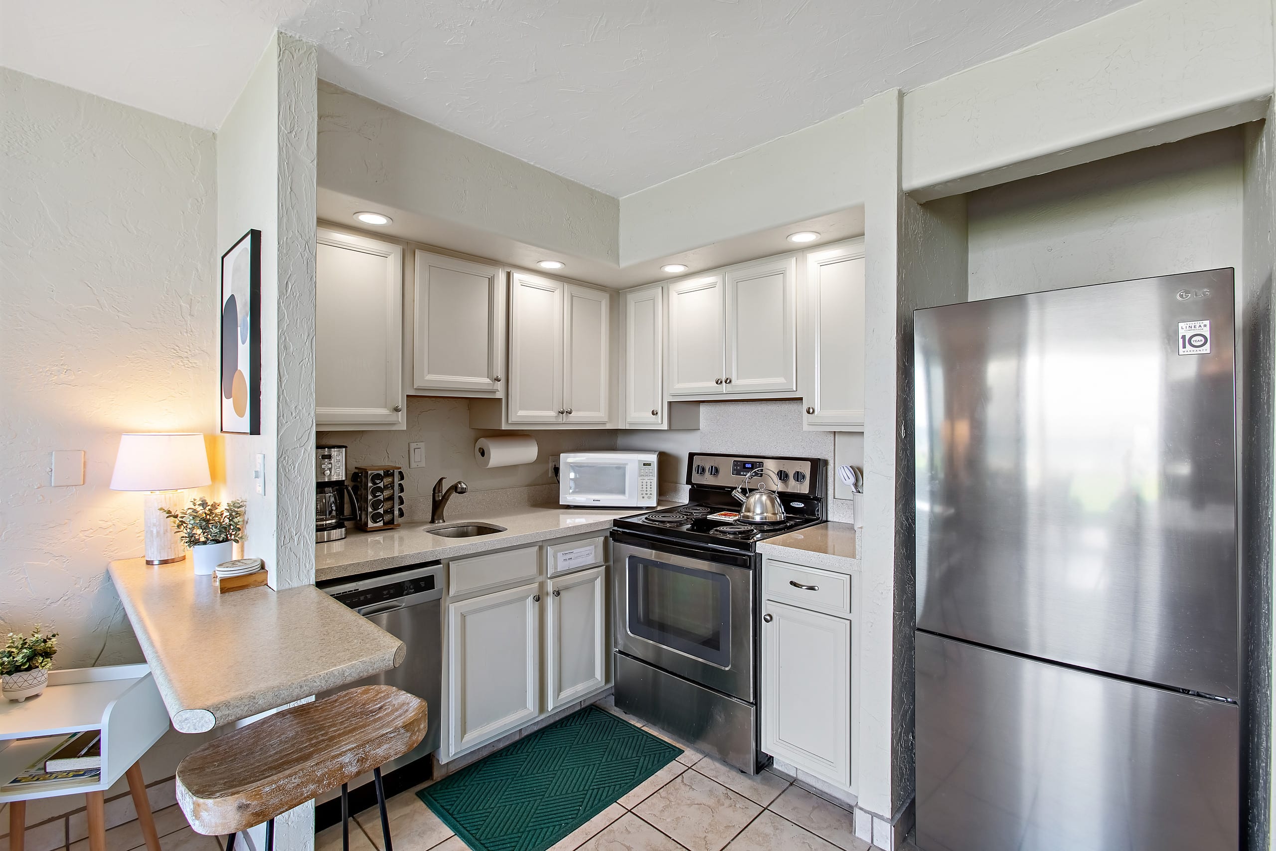Townhouse in Lahaina · ★4.98 · Studio · 1 bed · 1 bath - Image 14