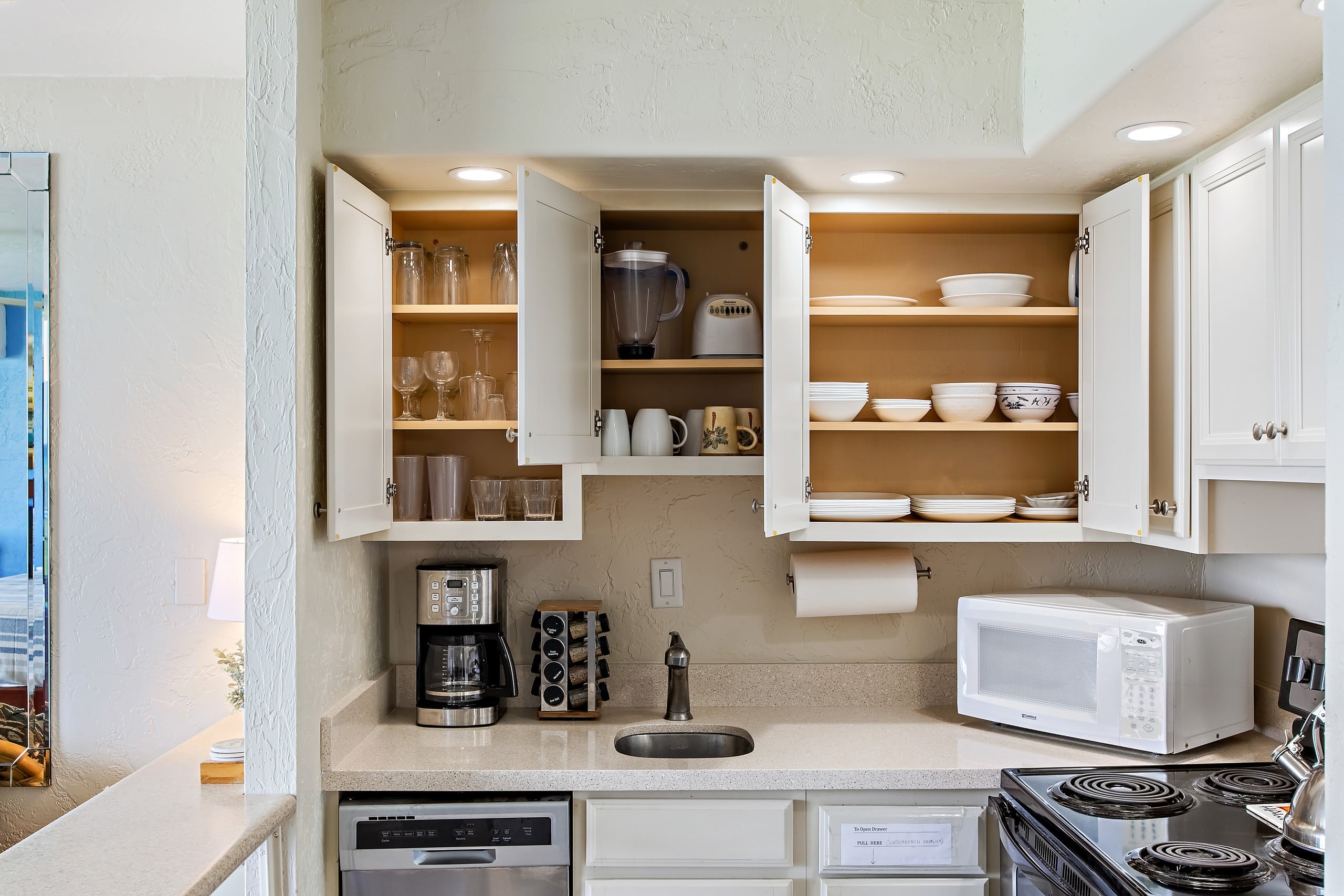 Townhouse in Lahaina · ★4.98 · Studio · 1 bed · 1 bath - Image 12
