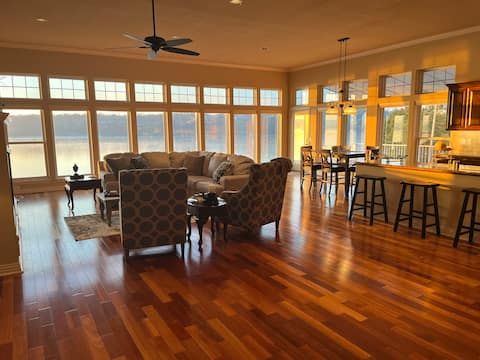 Successful Airbnb property: Lake-front home, kayaks, pool table, king bed in Bella Vista