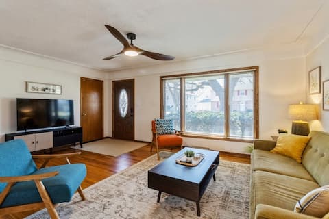 Peaceful oasis, private wooded back yard, games