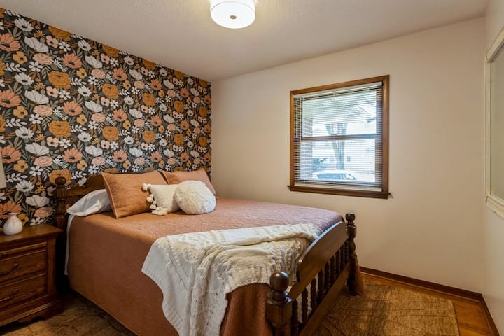 舒适的Zinus品牌12英寸中等坚固的记忆泡沫标准双人床垫。甜蜜的梦想！