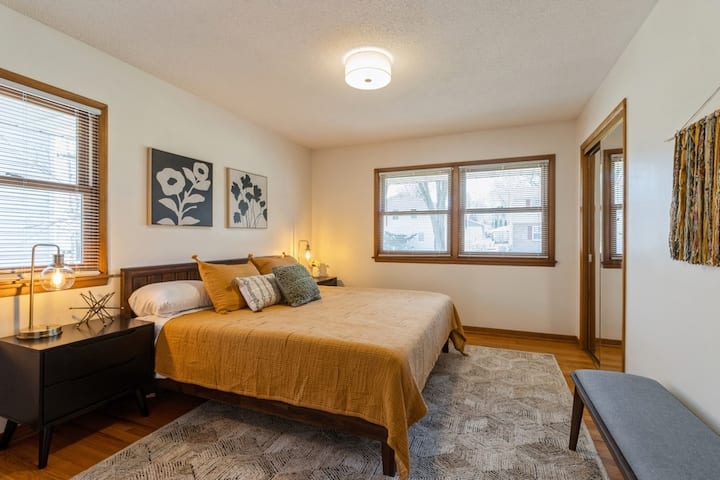 宽敞的主卧室，配备加大双人床， 12英寸Zinus品牌记忆泡沫中硬床垫。  附带独立的半套卫生间。  如有需要，壁橱里有一张「Pack n Play」婴儿床。   