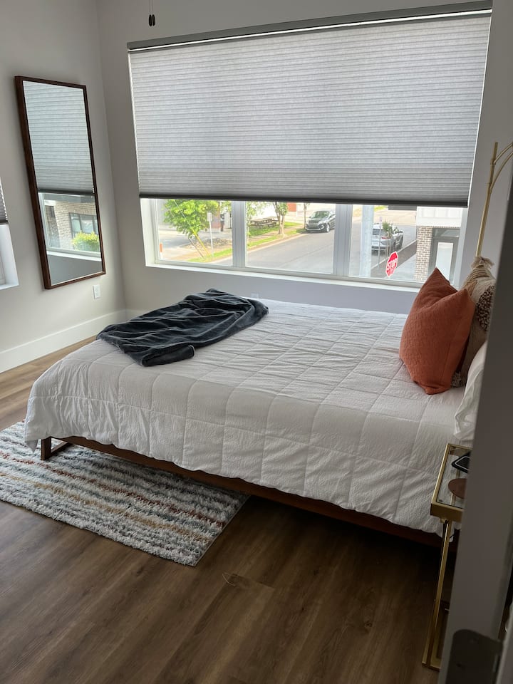 Ghorofa ya pili - Chumba cha kulala cha mgeni #4 na kitanda cha Queen na uingie kwenye kabati