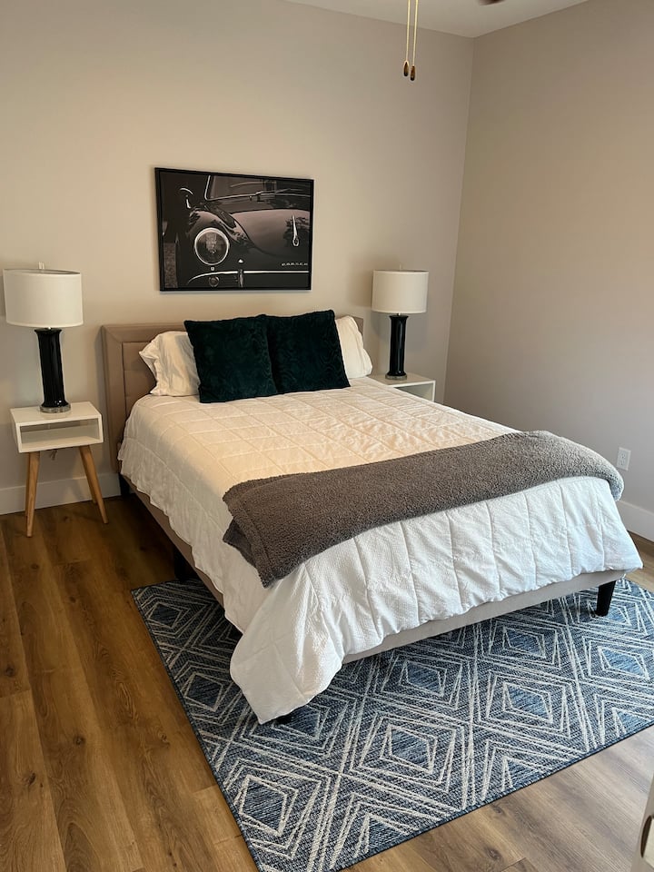 Sakafu ya sekunde - Chumba cha kulala cha mgeni #3 kilicho na kitanda na kabati la kifahari