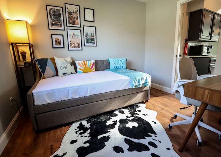 ห้องนอน 2 พร้อมโต๊ะทำงาน 