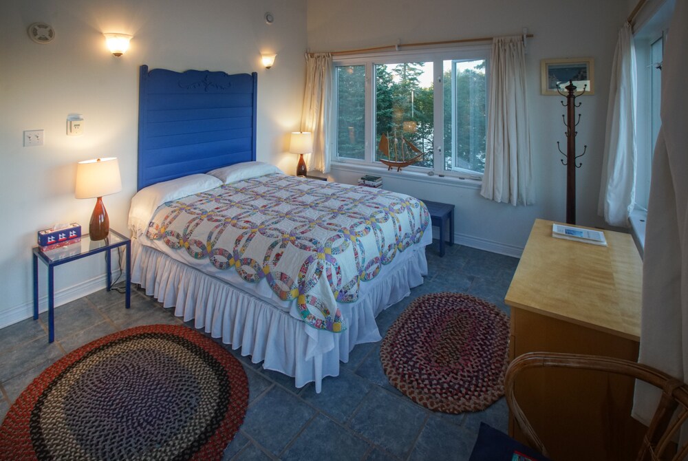 แหวนแต่งงานคู่ทำด้วยมือในผ้าห่มโนวาสโกเชียบนเตียงควีนไซส์ที่สะดวกสบายนี้บีชเฮาส์มีเครื่องนอนหมอนผ้าเช็ดตัวมากมาย - เตียงทุกหลังมีผ้าห่มโฮมเมดของตัวเองและมีเตียงเสริมสำหรับเตียงเด็กอ่อนเมื่อไปเยี่ยมเป็นกลุ่มใหญ่ 