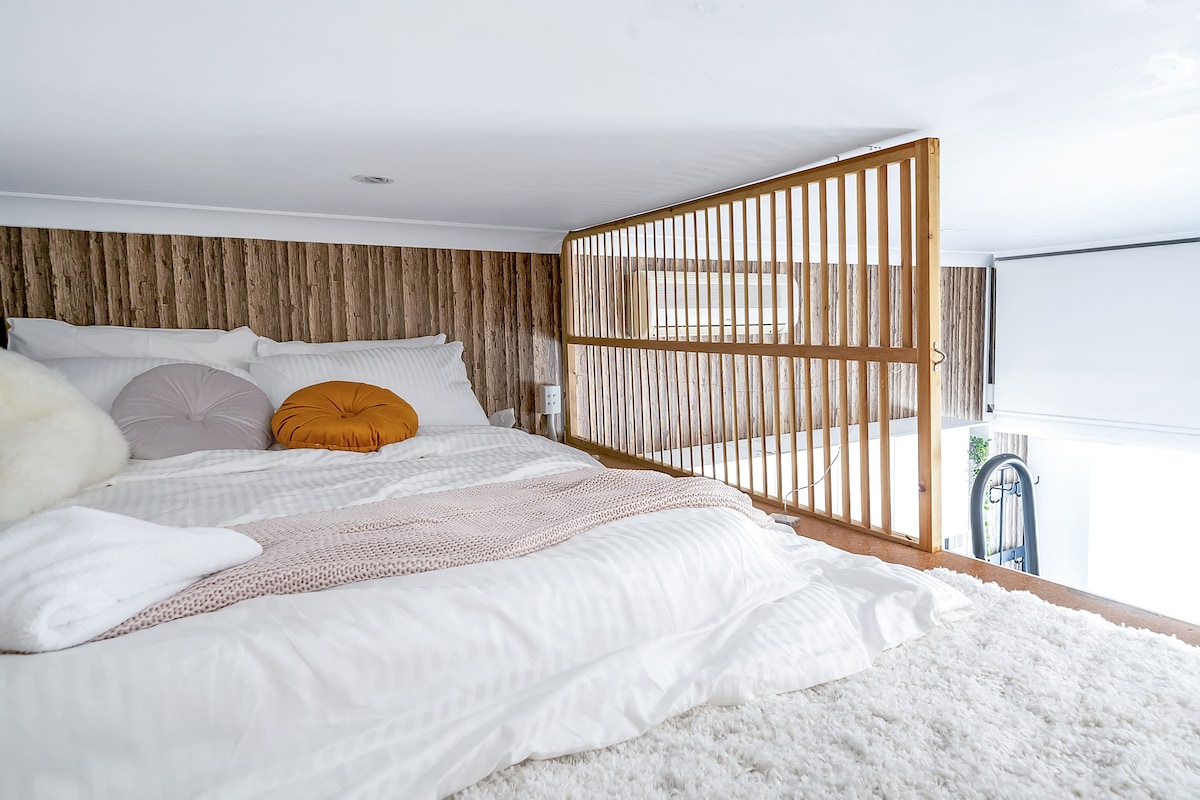 توجد غرفة نوم على طراز الطابق العلوي على مستوى الميزانين مع سرير مزدوج ينام ضيفين إضافيين.
