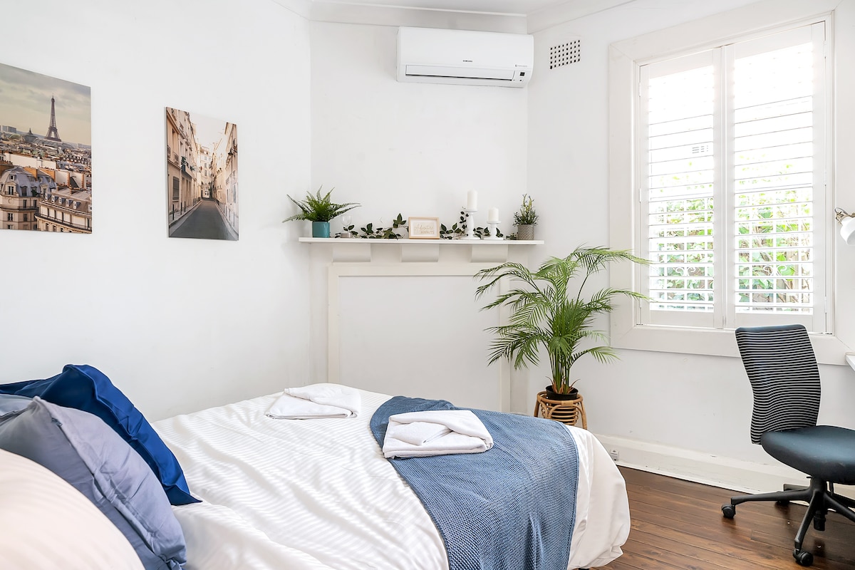 تأتي غرفة النوم الثانية ذات الحجم الكبير مع مساحة عمل مخصصة لأولئك الذين يحتاجون إلى إعداد جهاز الكمبيوتر المحمول الخاص بهم.
