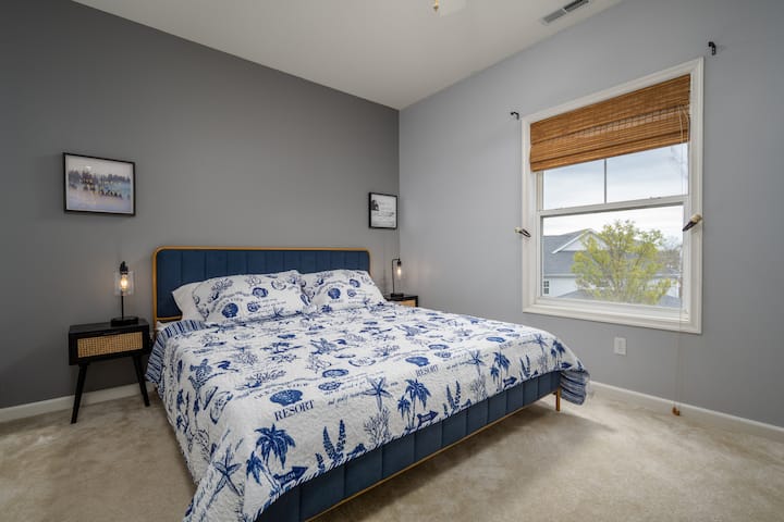 Glavna spavaća soba ima bračni krevet (širine 180 - 200 cm) Noćni ormarići imaju usb i usb-c priključke za jednostavno punjenje uređaja.