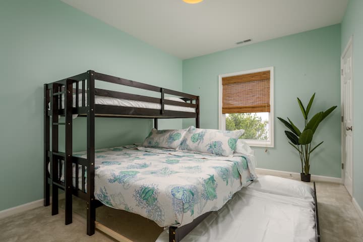 Druga spavaća soba može spavati do 4 osobe! Twin over King nad bračnim krevetom (180x200). Međutim, postoji ograničenje težine od 125 lbs za dva kreveta. Imajte na umu.