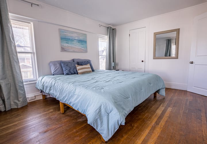 Pumzika vizuri katika chumba cha kulala cha wasaa na kitanda cha kumbukumbu ya ukubwa wa King na drapes za blackout. Inajumuisha televisheni ya smart pia. Master iko kwenye ghorofa ya 2.