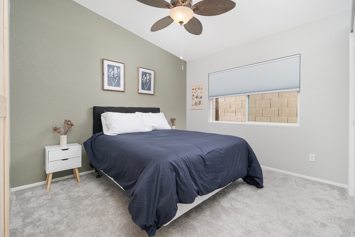 Легло тип Куин с врата на плевня и достатъчно място в гардероба.