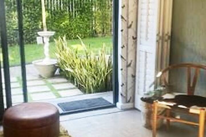 Greenpoint 2br/en-suite big green garden gallery image 2