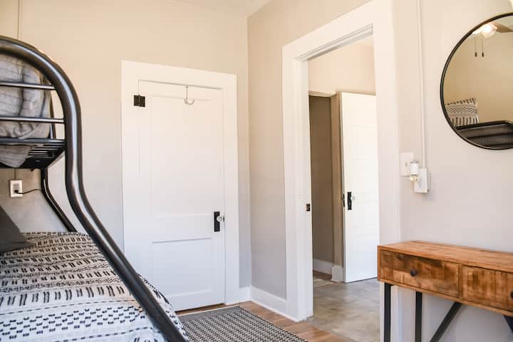 Ორსართულიანი საწოლი ოთახი 