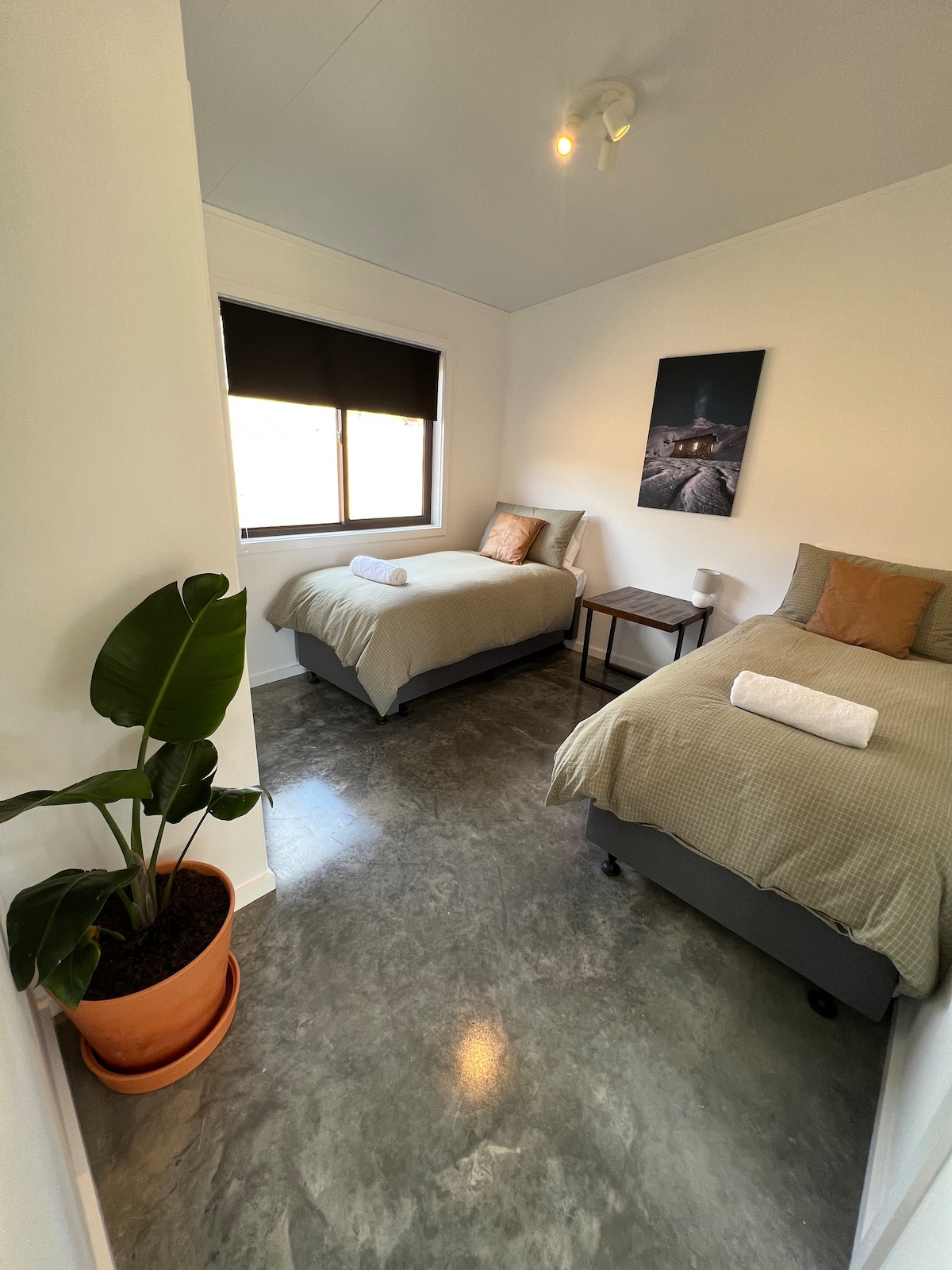 Ефирна стая с 2 отделни легла и под опцията за разтегателен диван. Вградени гардероби с достатъчно място за съхранение и окачване. Блокирайте прозорците, които гарантират, че сънят ви е необезпокояван. 