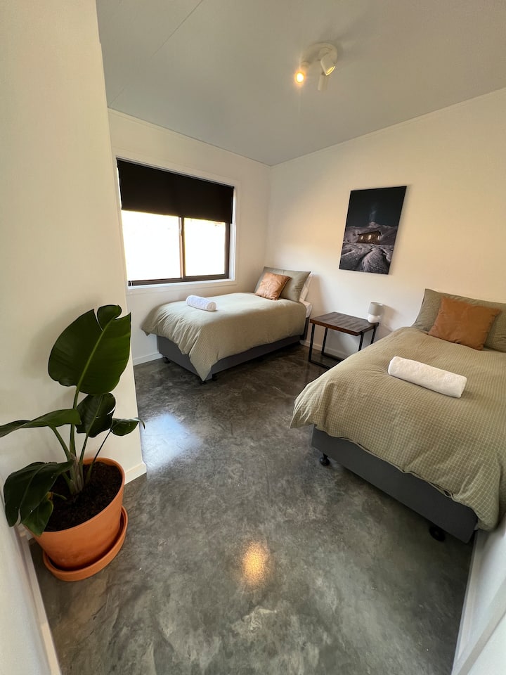 Habitación doble espaciosa con opción nido debajo. Armarios incorporados con amplio espacio de almacenamiento y espacio para colgar la ropa. Bloquea las cortinas de las ventanas para asegurarte de que duermes sin molestias. 