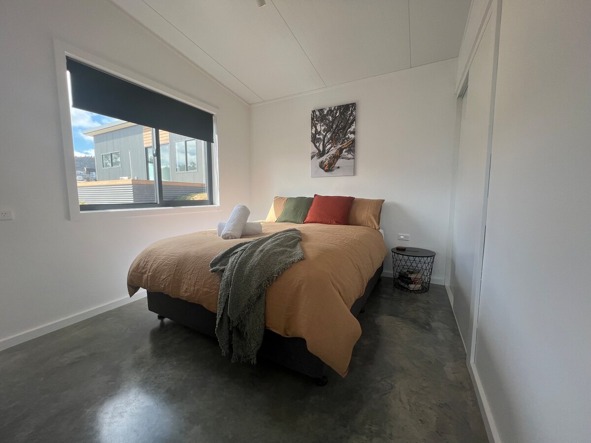 Просторна спалня с двоен размер с чисти памучни чаршафи, 100% чаршафи за спално бельо и юргани от етично добити гъши пухени юргани за комфортен сън от естествен влакна. Всяка стая разполага с алпийски произведения на изкуството от местния фотограф Люк Хасаарт.