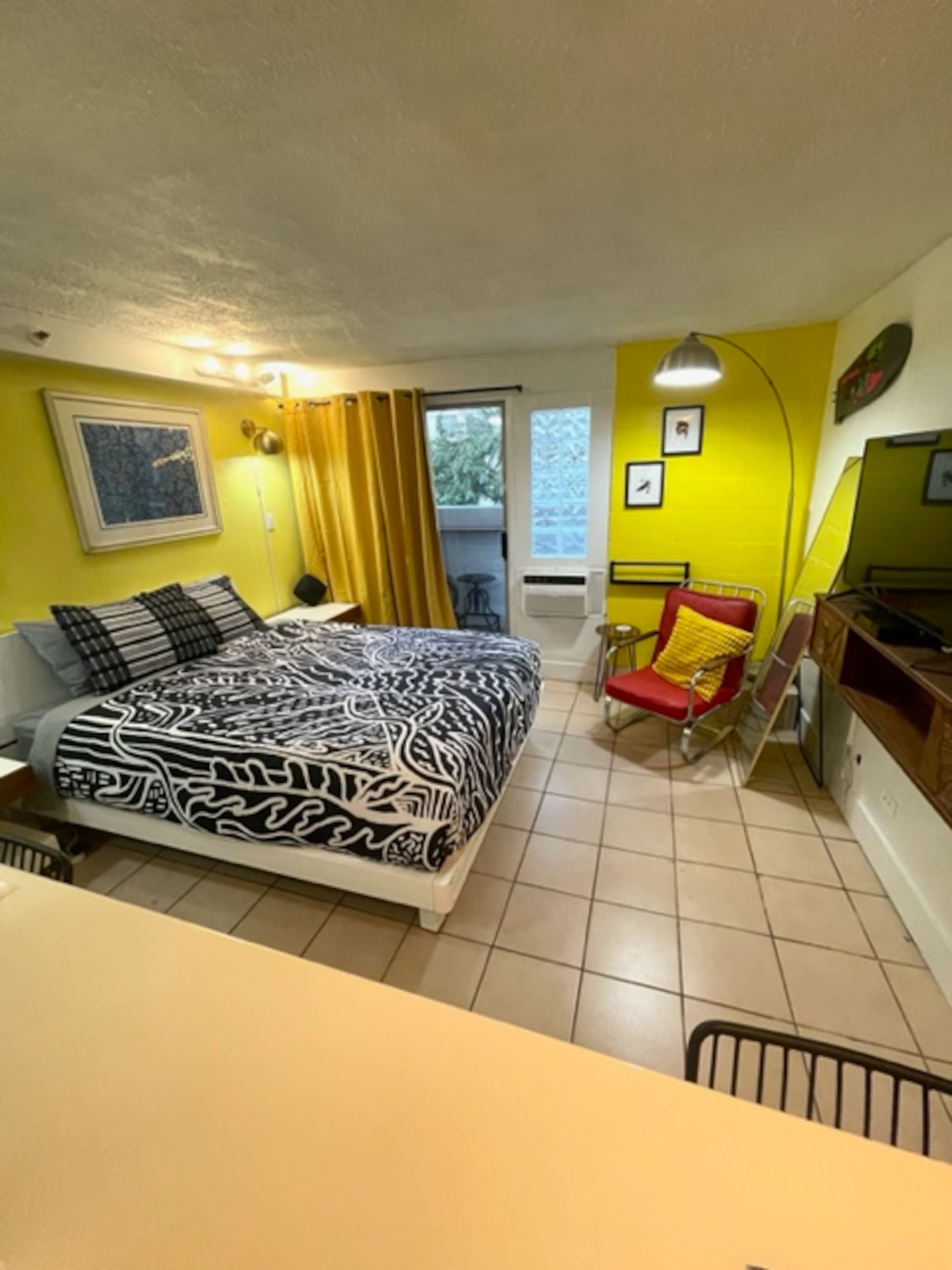 Condo in Honolulu · ★4.91 · Studio · 1 bed · 1 private bath - Image 19