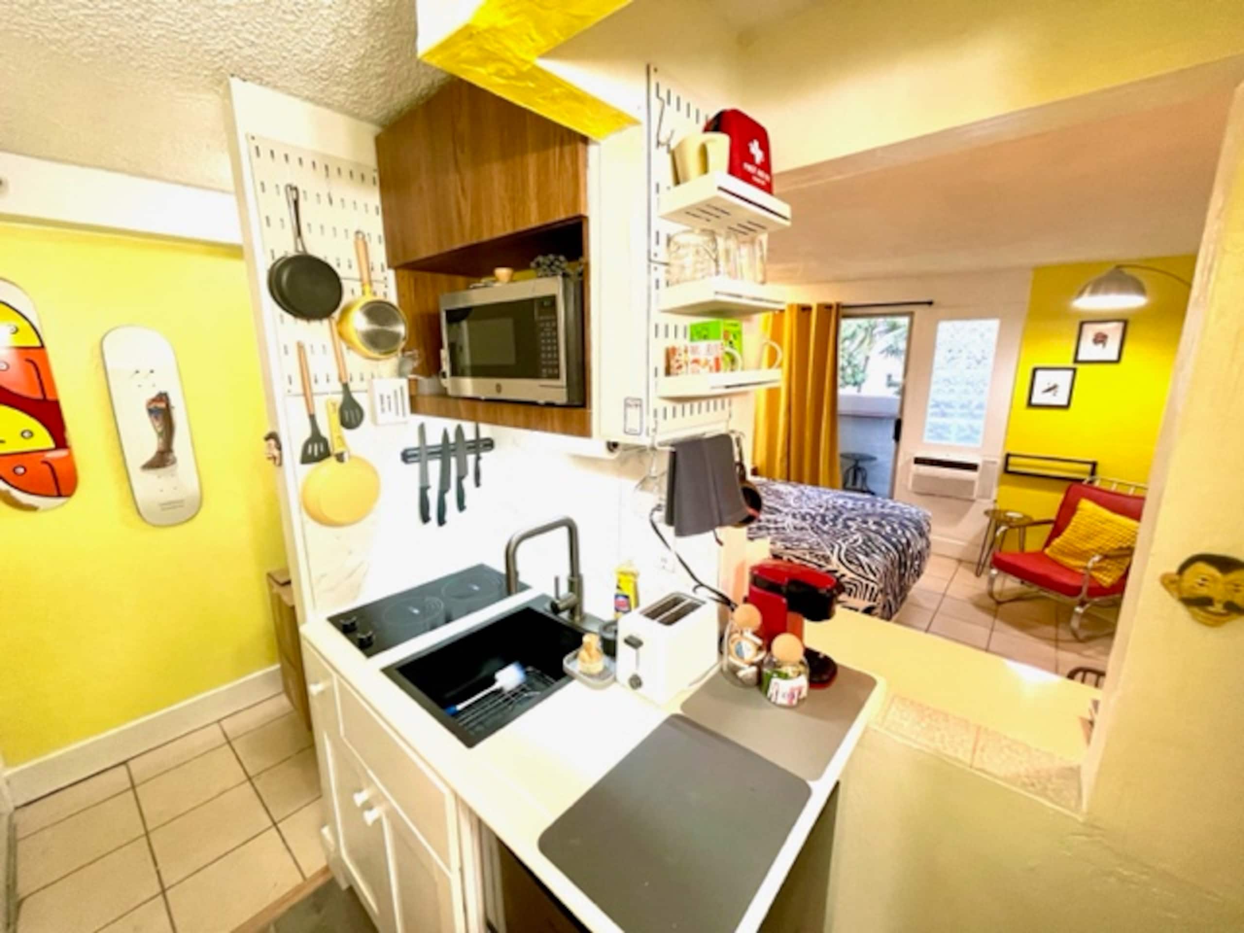 Condo in Honolulu · ★4.91 · Studio · 1 bed · 1 private bath - Image 4