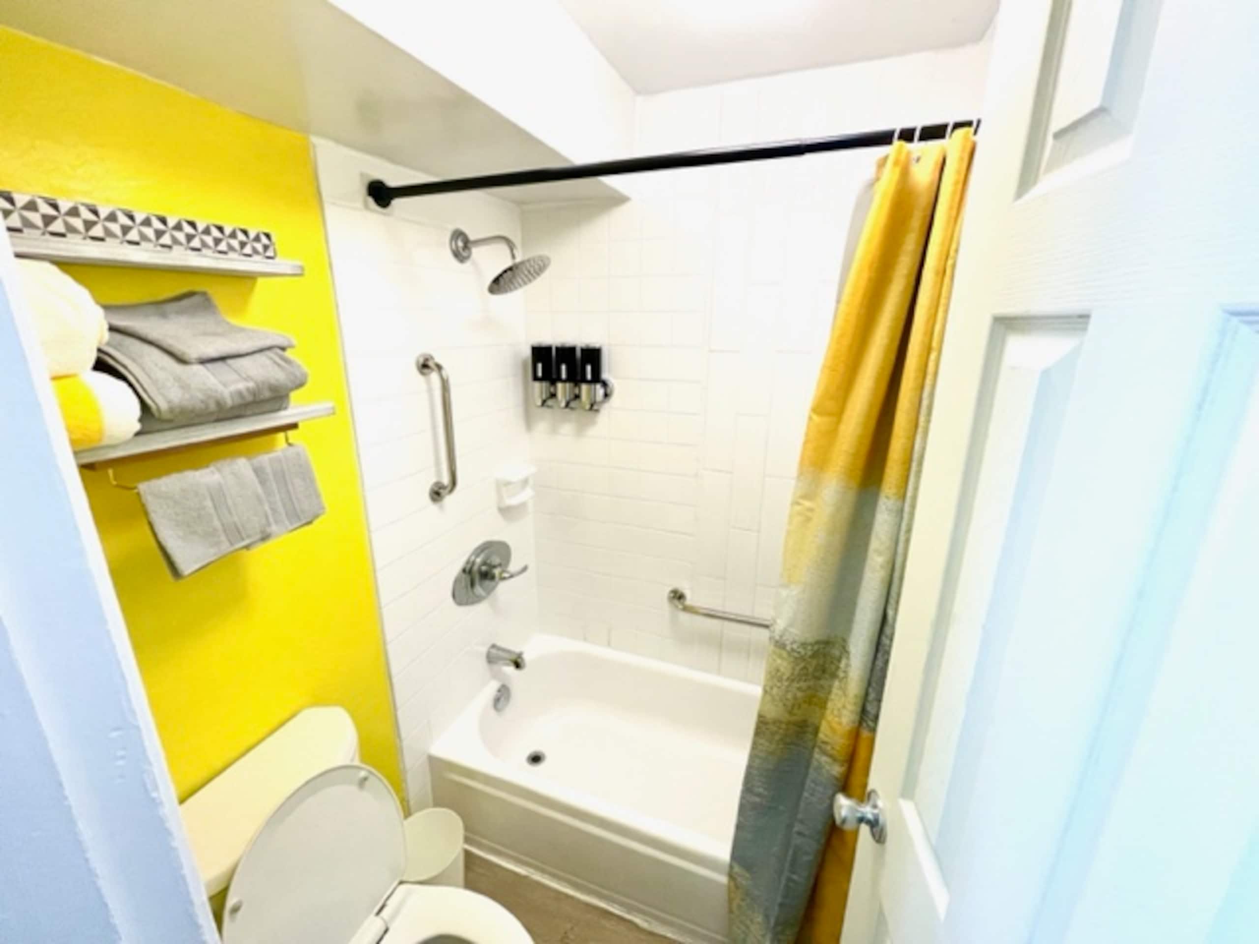 Condo in Honolulu · ★4.91 · Studio · 1 bed · 1 private bath - Image 6