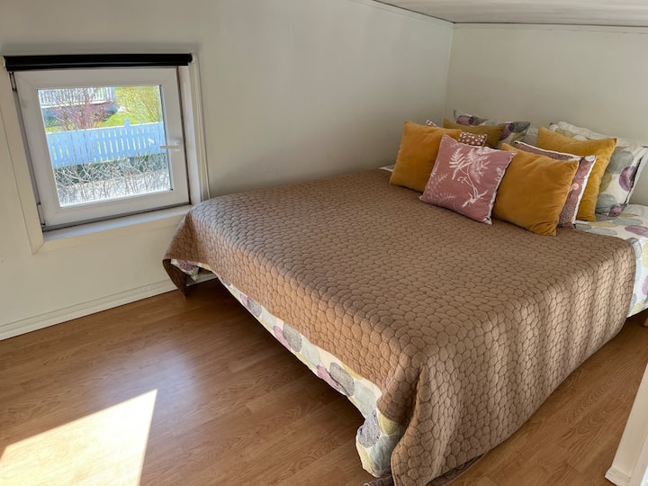 سرير ثلاثي 160 سم مع مرتبة إضافية في الطابق العلوي على السقف الذي يبلغ ارتفاعه 170 سم.