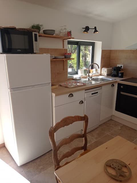 Popular Airbnb listing: Seasonal Rental, 2-Person Cottage in Aigues Mortes